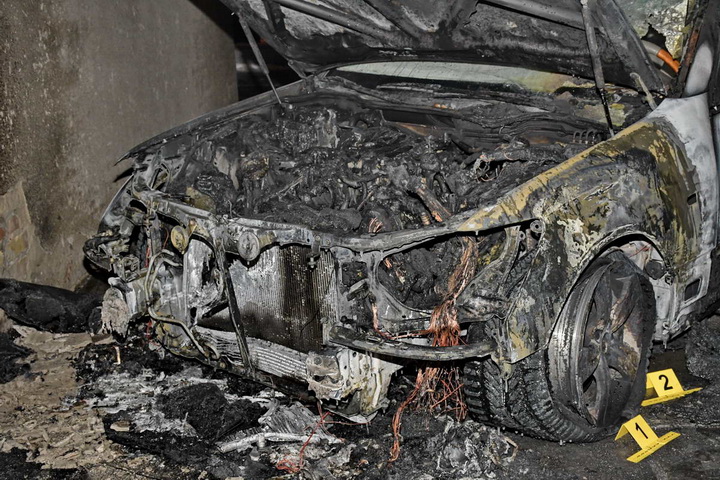 Невідомі спалили Lexus адвоката Насірова