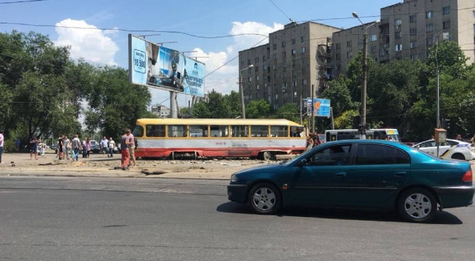В Одессе трамвай сошел с рельсов и сбил столб (фото)