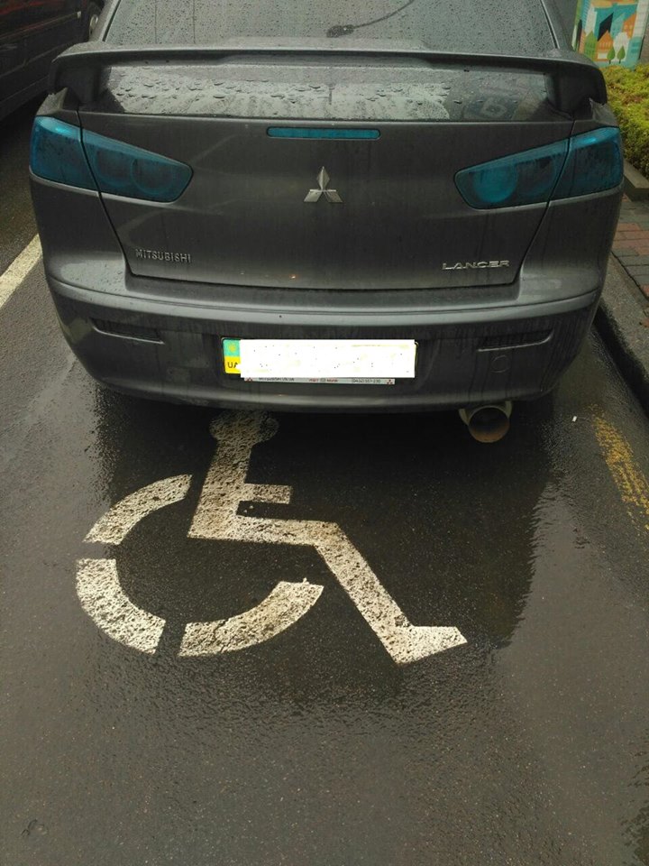 Сором та ганьба: у Вінниці іномарки паркуються на місцях для людей з інвалідністю (Фото)