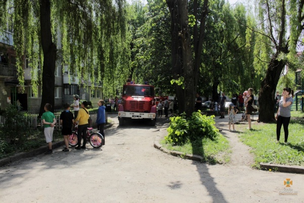У Тернополі з евакуацією гасили житлову багатоповерхівку