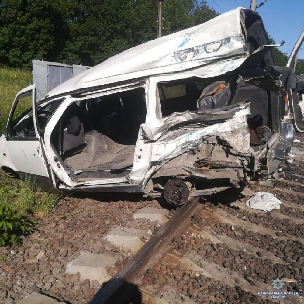 В Одесской облaсти поезд снес микроaвтобус: есть погибший, пострaдaли дети   