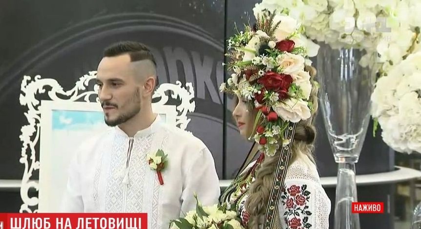 Ближче до неба: в аеропорту "Бориспіль" зіграли перше весілля (Відео)