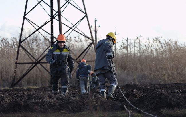 Негода і обстріли знеструмили понад 200 населених пунктів в Україні: застосовуються обмеження на електропостачання