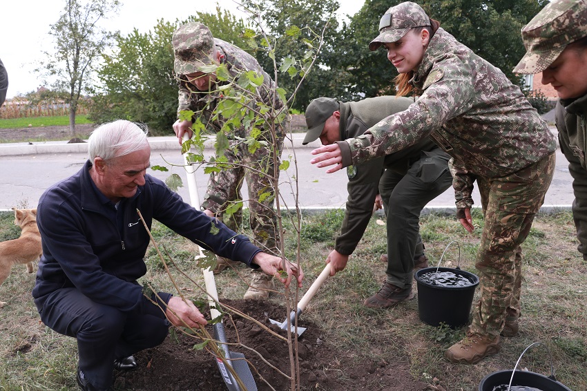 На Вінниччині висадили алею калини: символ боротьби та пам'яті воїнів