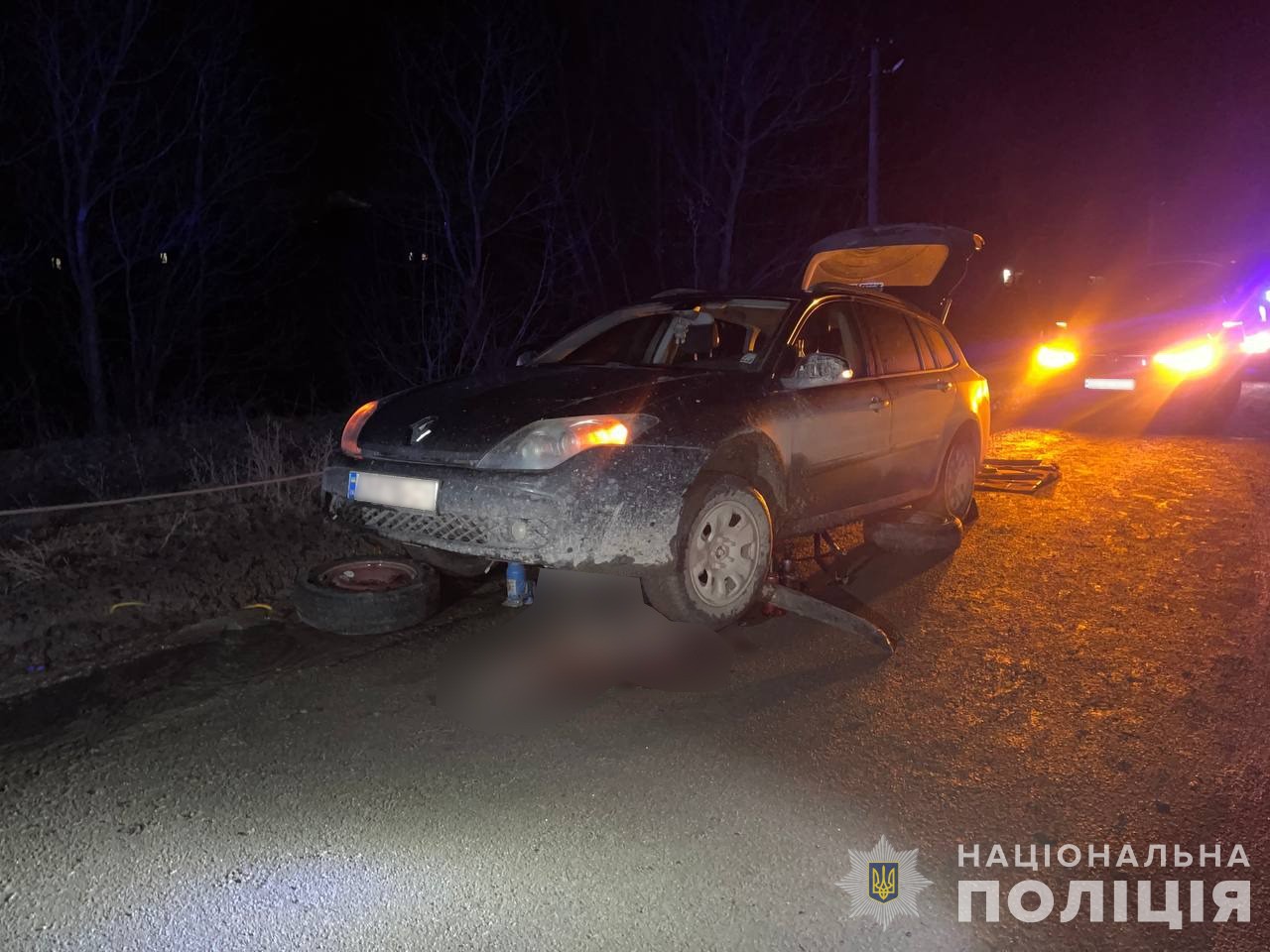 Нa Вінниччині автівка наїхала на чоловіка, який лежaв на дорозі