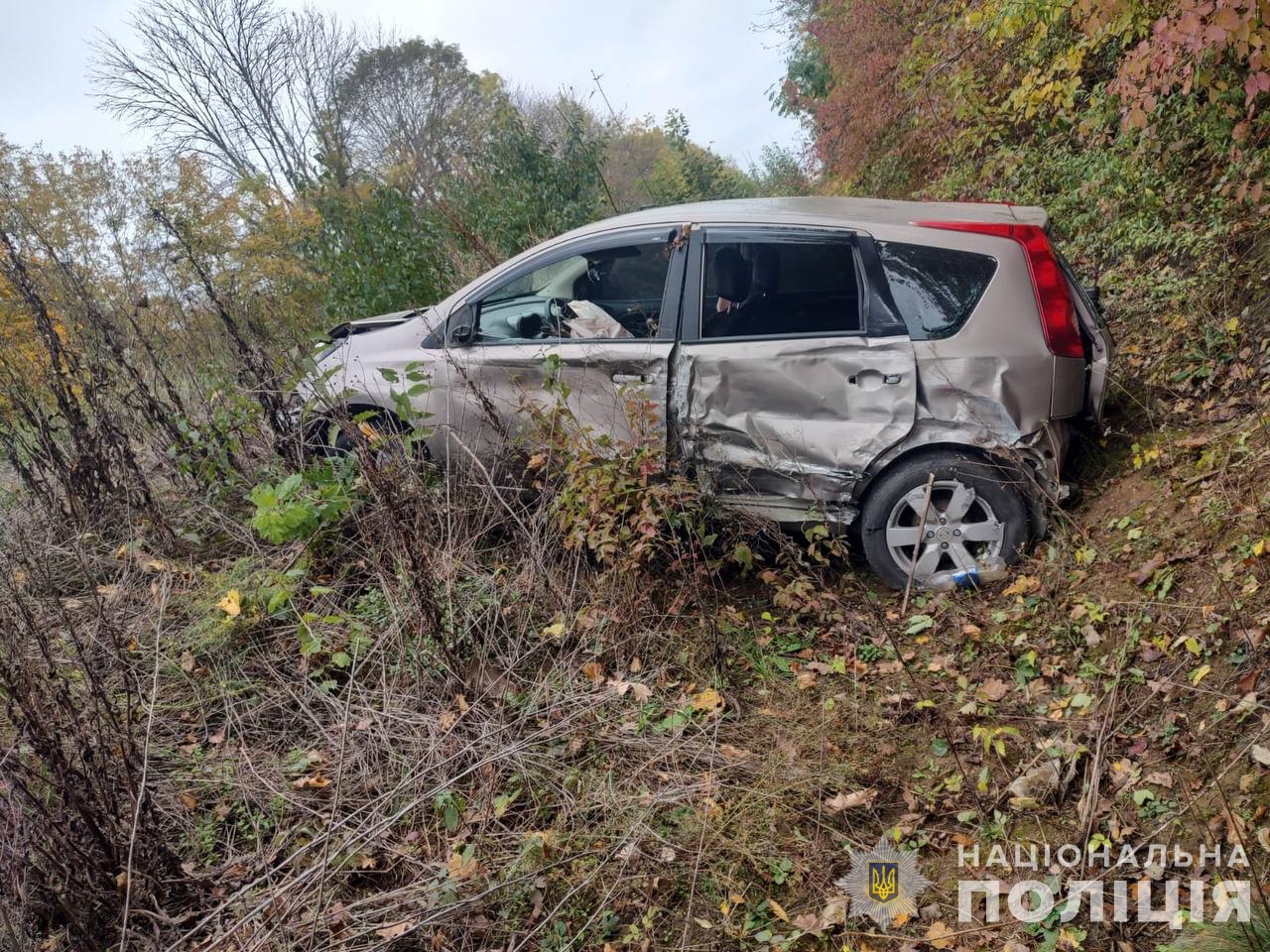 ДТП у Тульчинському районі: водій Nissan з’їхав у кювет після зіткнення з вантажівкою