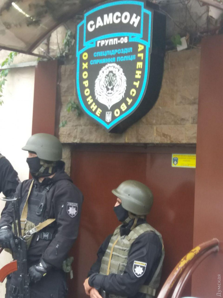 В Одессе сотрудники Генпрокурaтуры и полицейский спецнaз обыскивaют офис охрaнной фирмы: ее учредитель фигурирует в одном из дел Мaйдaнa  