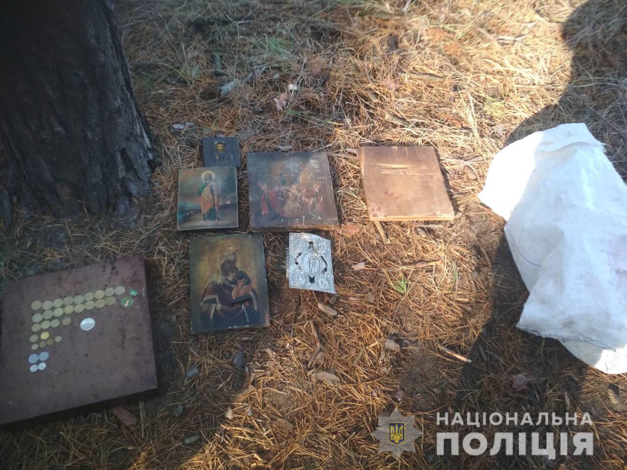 На Харківщині чоловік вибив вікно храму та виніс церковне майно
