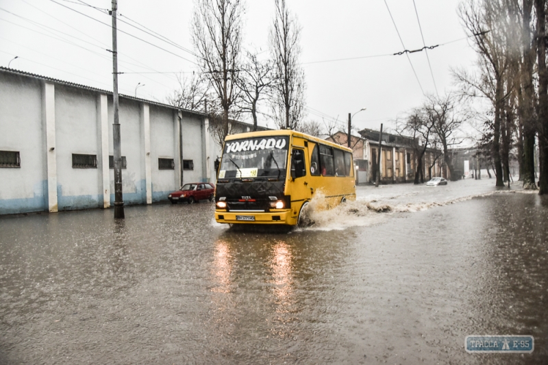 В центре Одессы из-за сильного ливня на дорогах тонут автомобили (фото)