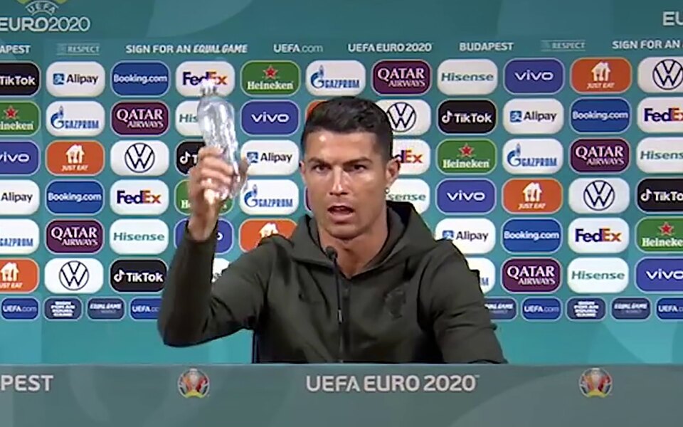 УЄФА вимагає від футболістів не прибирати напої спонсорів на прес-конференціях Євро-2020