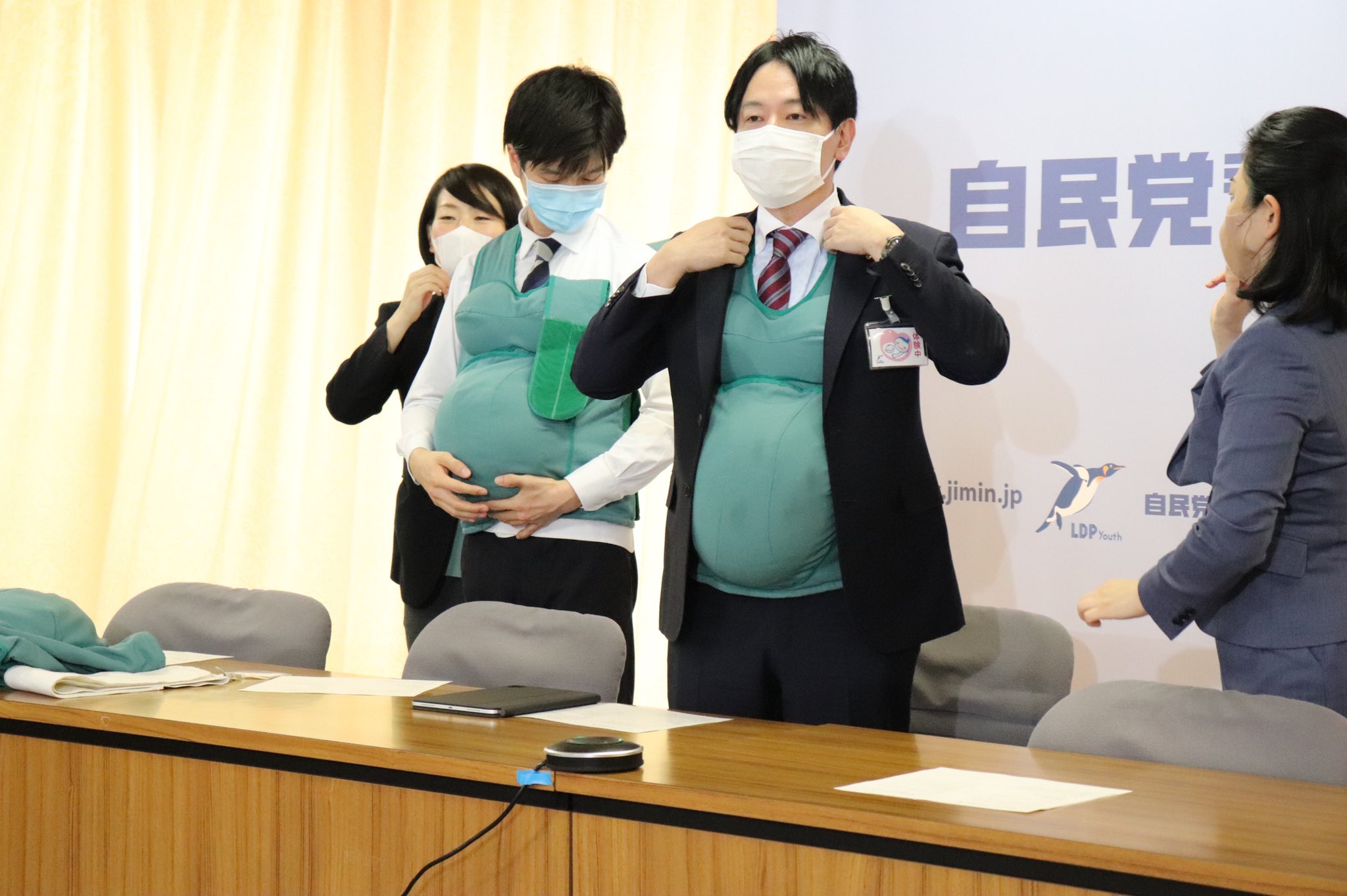 В Японії чоловіки-депутати два дні носили штучні животи