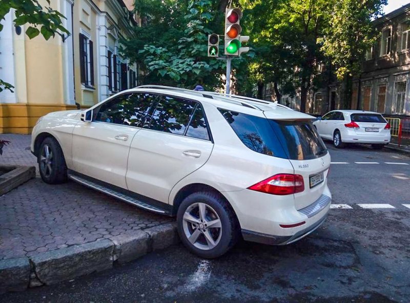 Самые блистательные автохамы Одессы: подборка месяца (ФОТО)