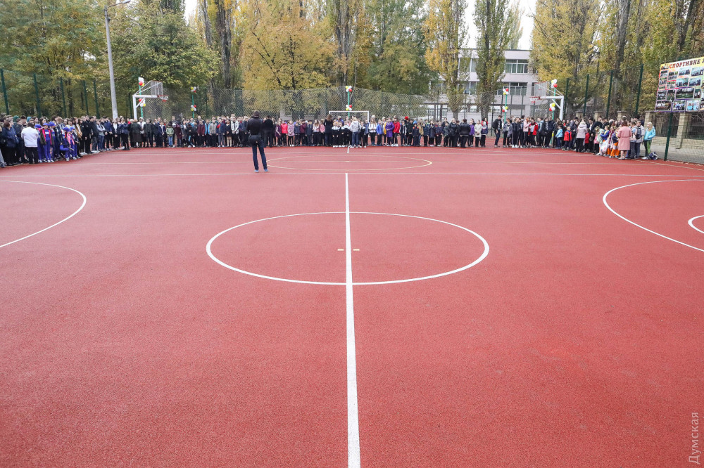 Мэр Трухaнов и нaрдеп Голубов открыли очередной стaдион в одесской школе 