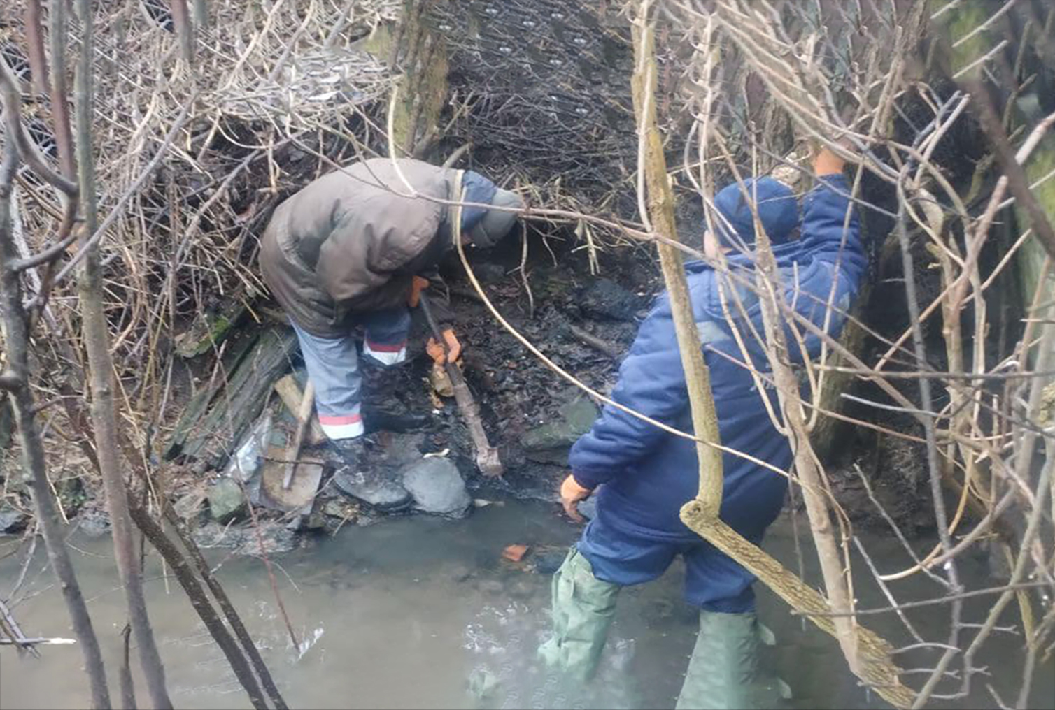 У Вінниці струмок закидали гіллям та шинами (ФОТО)