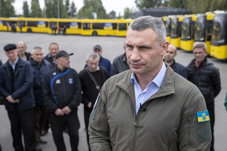 Віталій Кличко: Київ відправляє в Дніпро 30 автобусів та гуманітарну допомогу