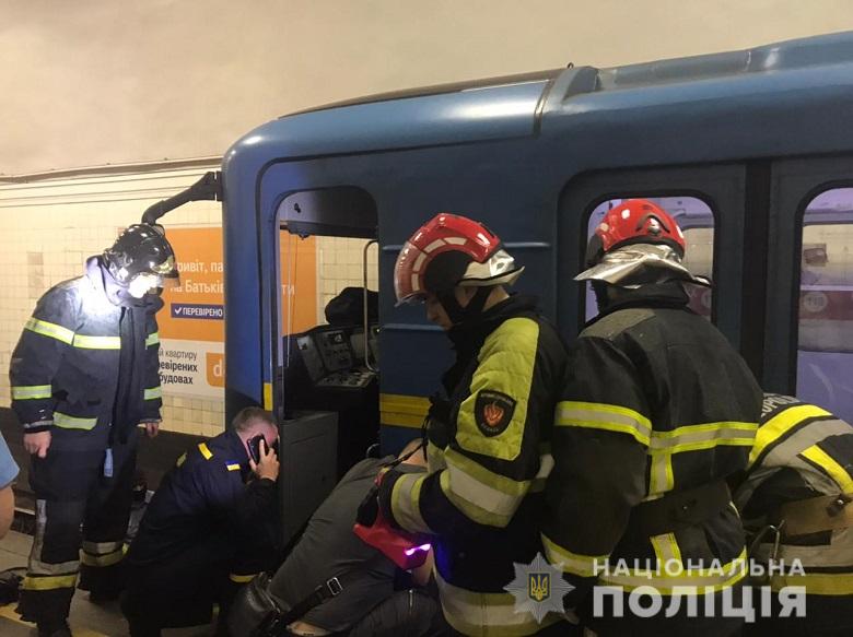 У Києві чоловік впав на залізничні колії 
