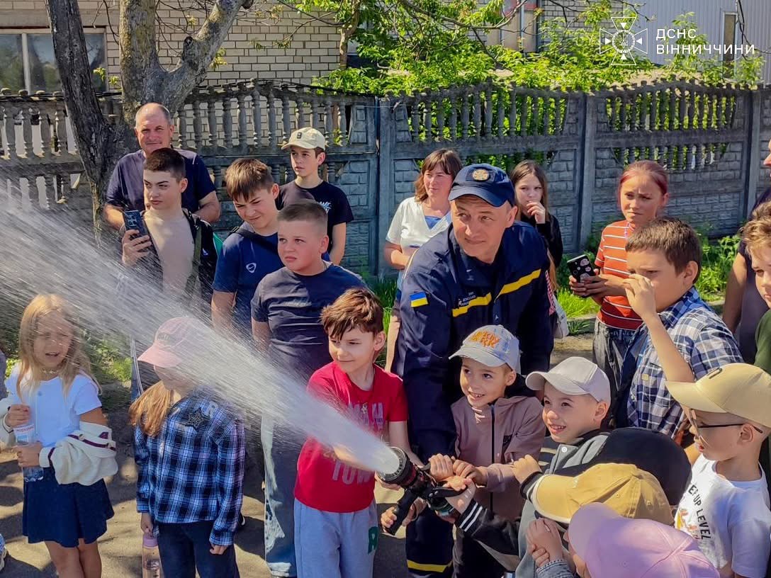 Рятувальники Вінниччини провели для школярів у Гайсині урок безпеки з практичними заняттями