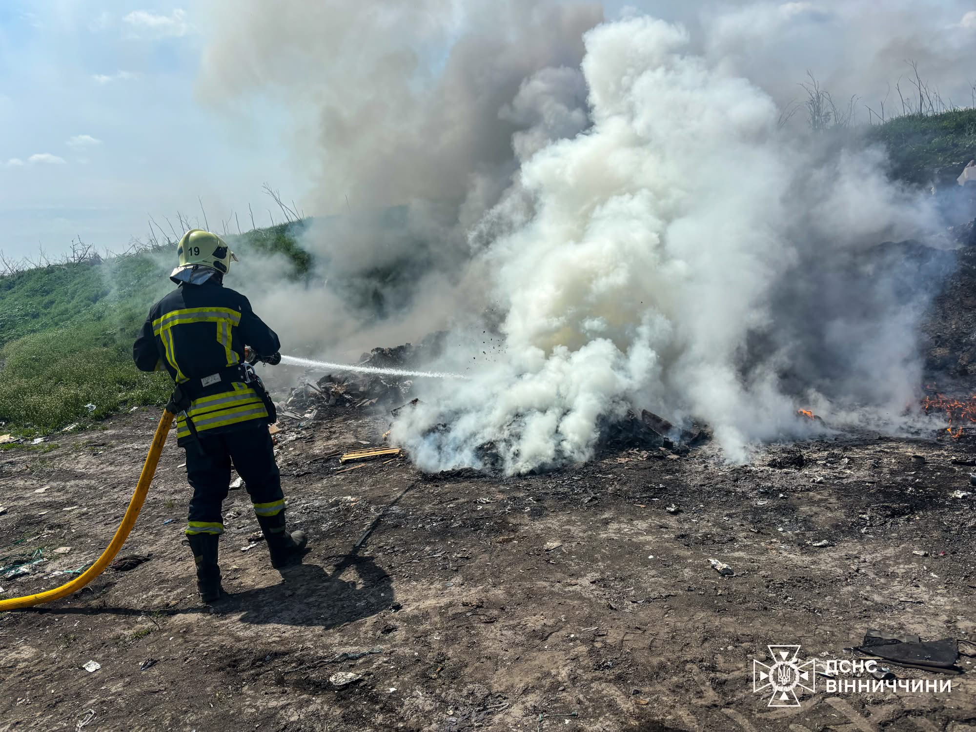 На Вінниччині за добу сталося чотири пожежі: горіли відкриті території, літня кухня та підприємство