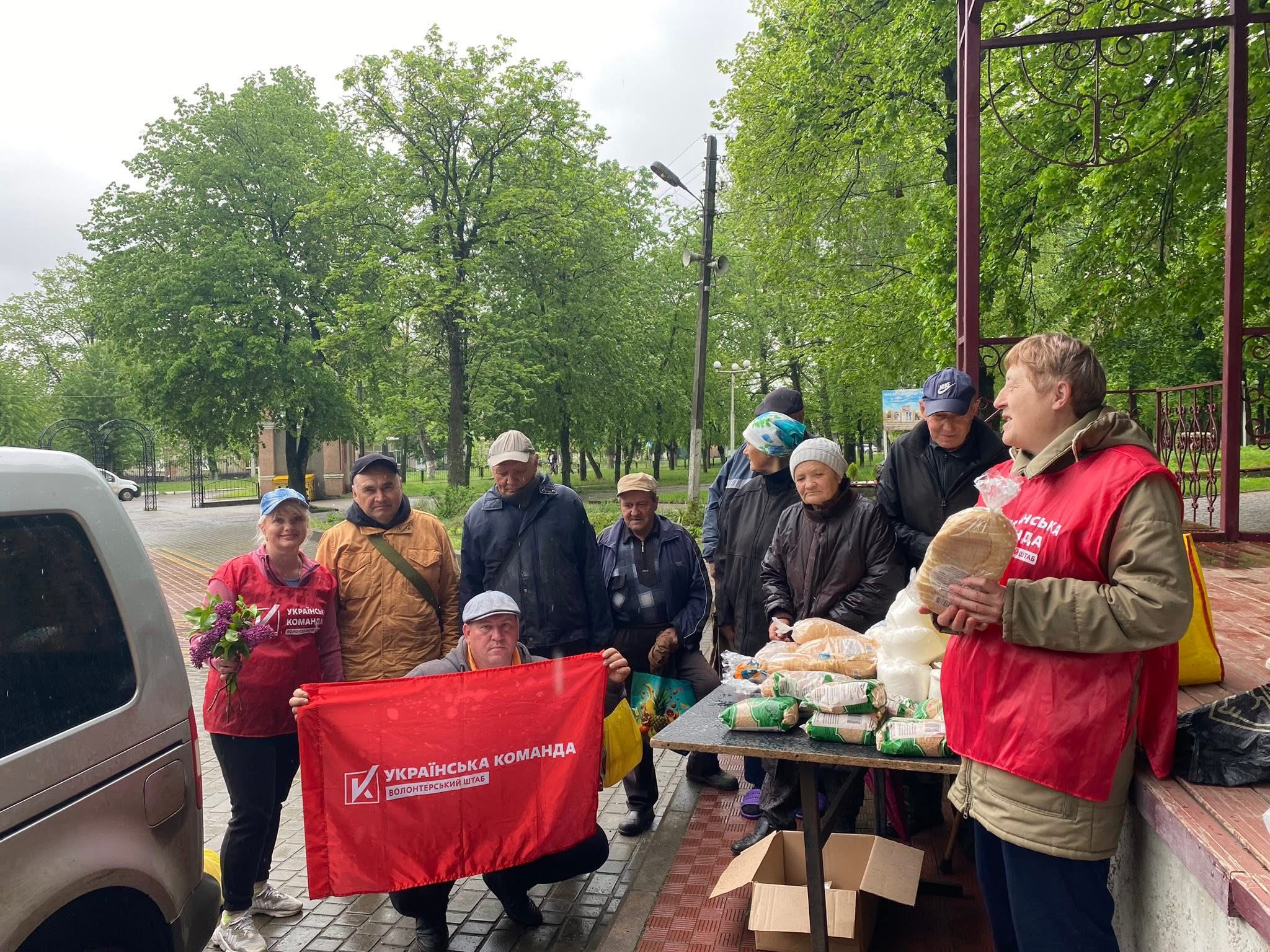 «Українська команда» у Гайсині щонеділі допомагає нужденним продуктами харчування