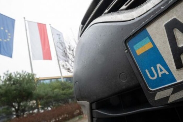 Свастика на українських номерах: німецький депутат подав у відставку 
