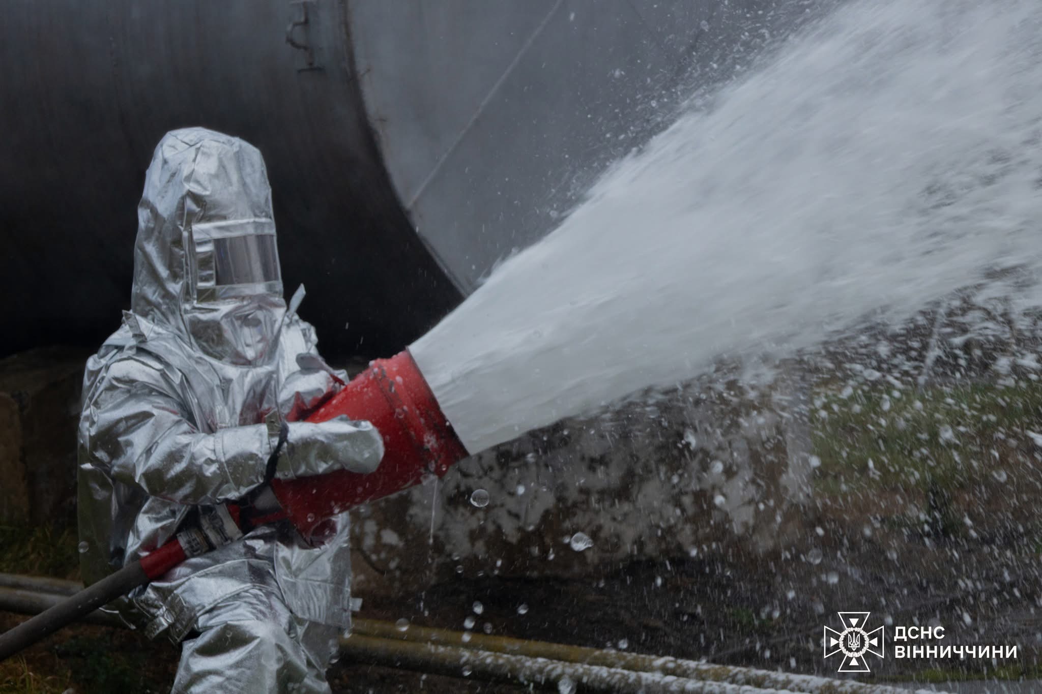 На критичному підприємстві Вінниччини провели масштабні навчання рятувальників