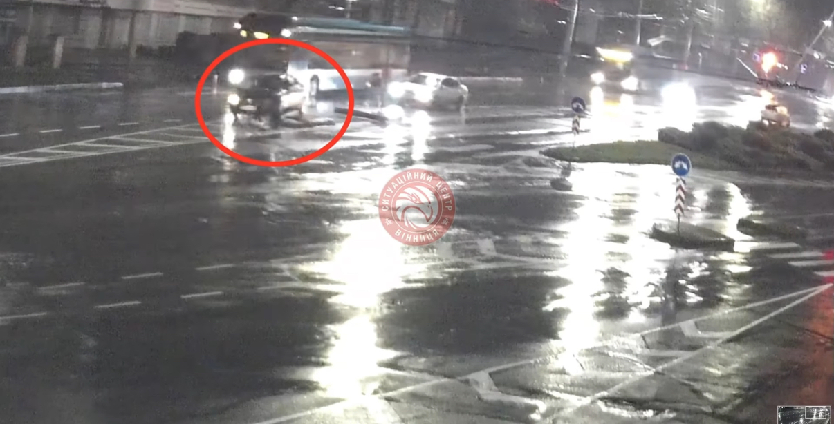 На Театральній водій Toyota врізався в острівець безпеки та пошкодив знак