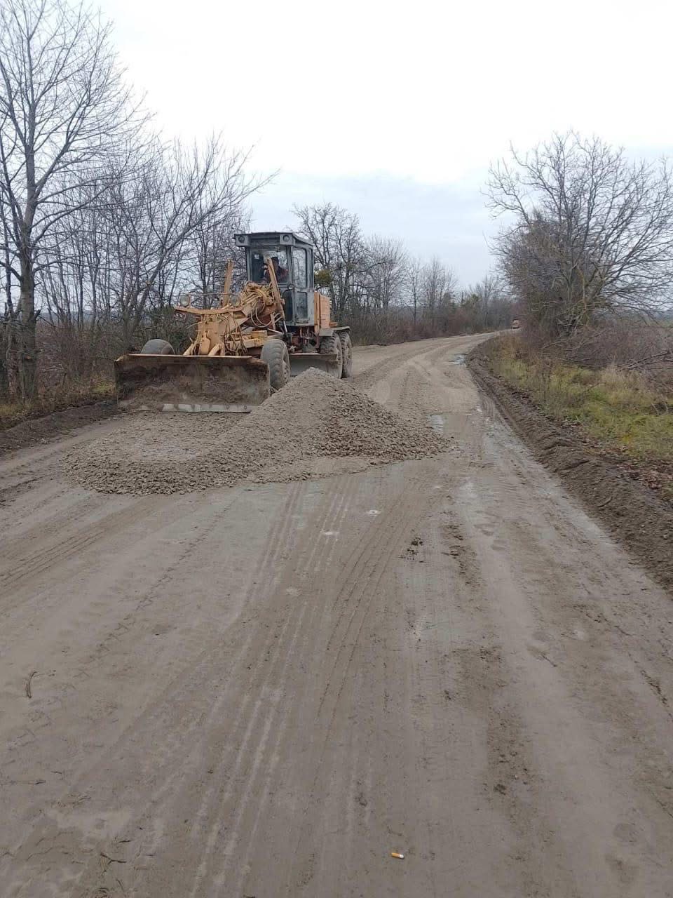 На Вінниччині проводять роботи з утримання доріг: вирівняли щебенем та посипали піщано-соляною сумішшю