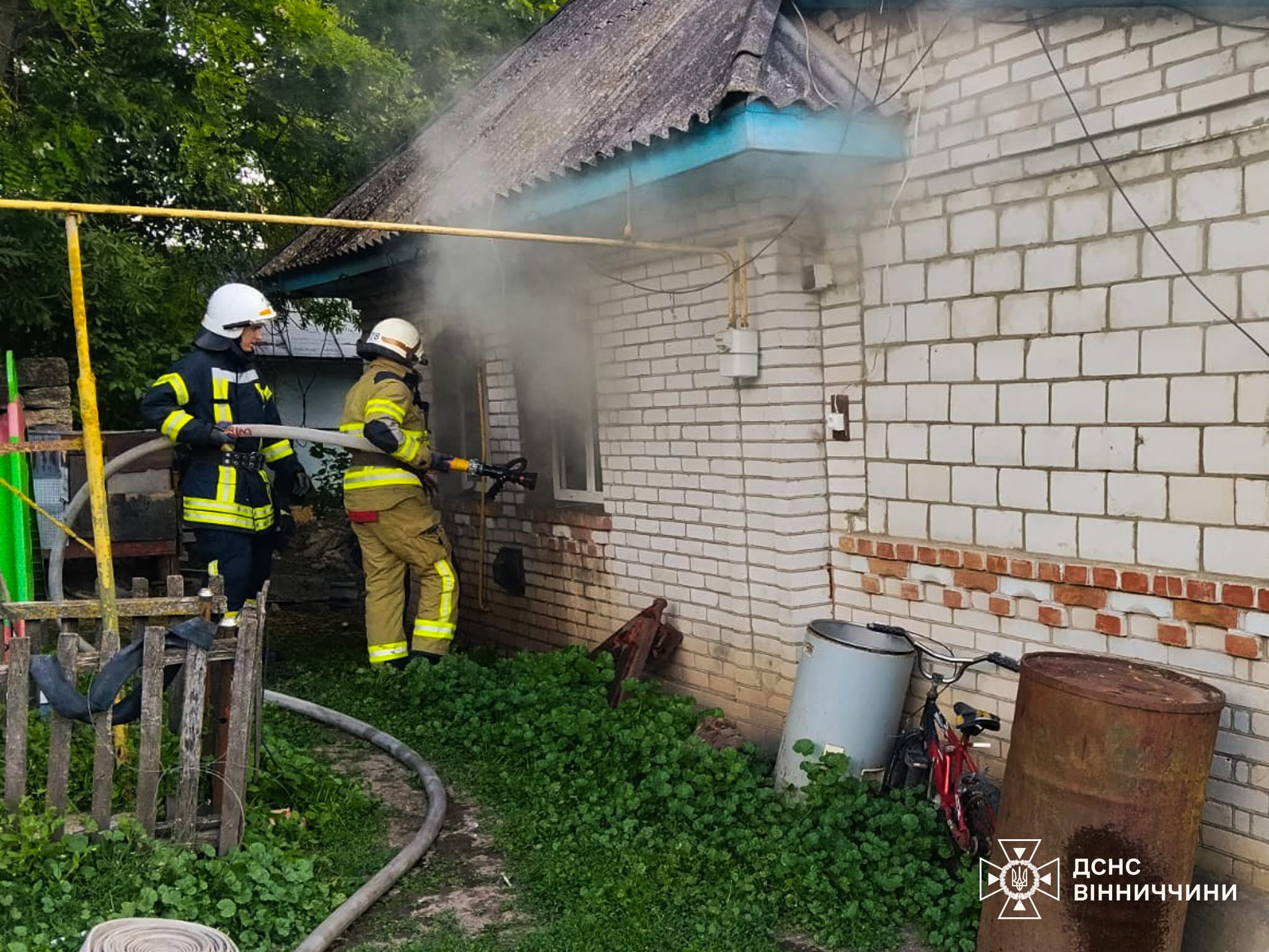 За добу на Вінниччині сталося 11 пожеж: горіли будинки, господарчі споруди та вантажівка