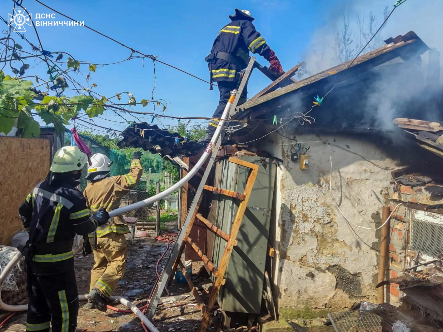 Загорілася господарська будівля через коротке замикання: рятувальники оперативно ліквідували пожежу