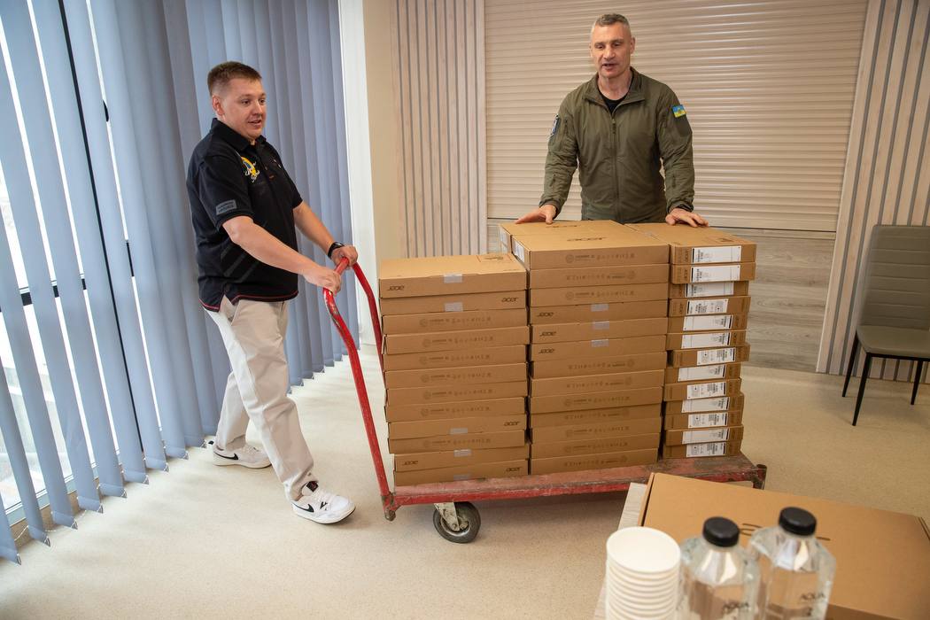 65 ноутбуків для реабілітаційного центру: Віталій Кличко передав техніку пацієнтам і медикам