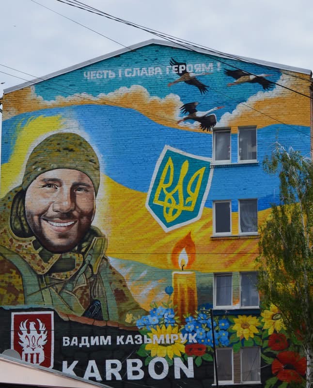 У Барському коледжі відкрили мурал на честь полеглого захисника Вадима Казьмірука