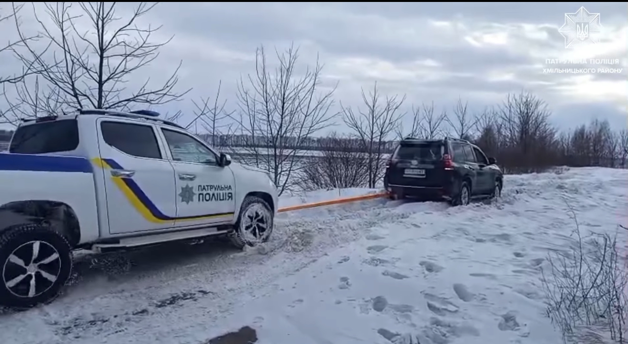 Патрульні допомогли водієві, чий автомобіль застряг у сніговому заметі