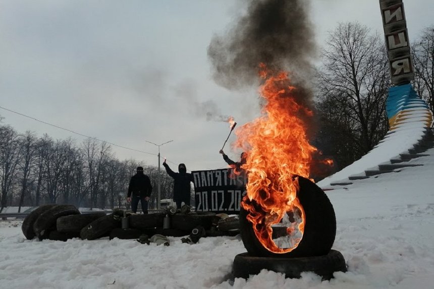 Революційні барикади та палаючі шини: вінничани вшанували пам'ять Героїв Небесної сотні (ФОТО, ВІДЕО)
