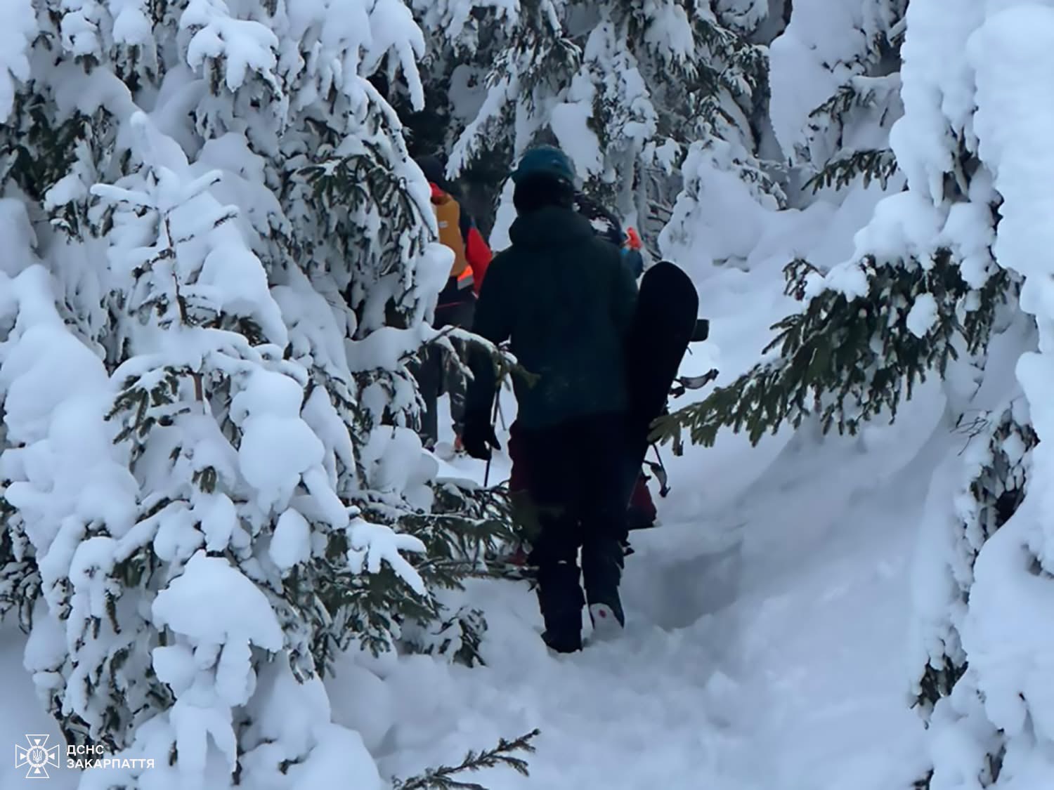 На Закарпатті рятувальники допомогли сноубордисту з Вінниці вибратися зі снігової пастки