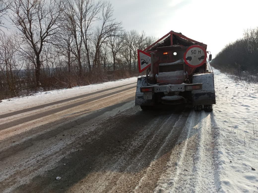ДП «Вінницький облавтодор» обробив понад 4 тисячі тонн піщано-соляної суміші на дорогах області