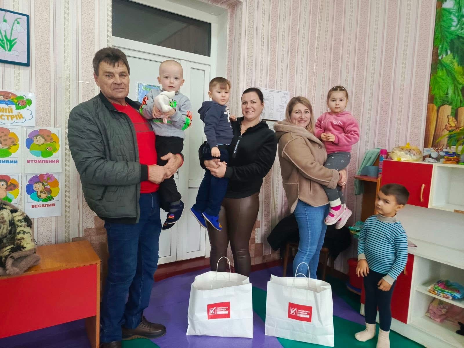 Волонтери «Української команди» продовжують дарувати свято малечі Бершадської громади
