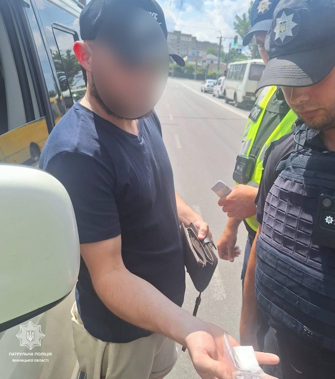 Ймовірні наркотики у водія: на Київській зупинили підозрілий автомобіль