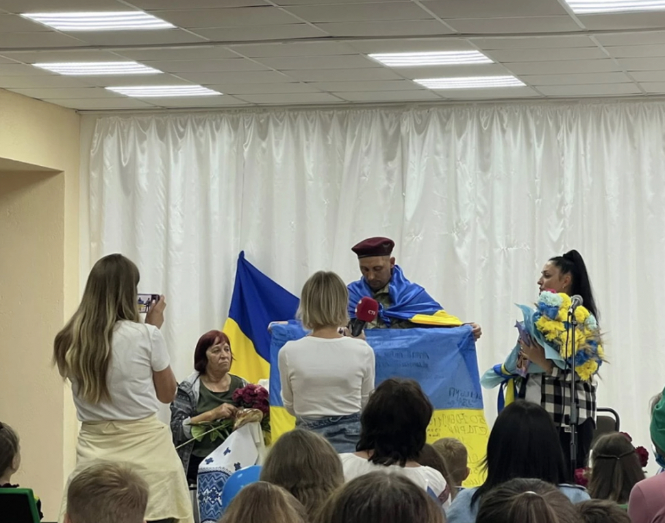 Демидівка зустріла героя: захисник Анатолій Лоткін повернувся з полону