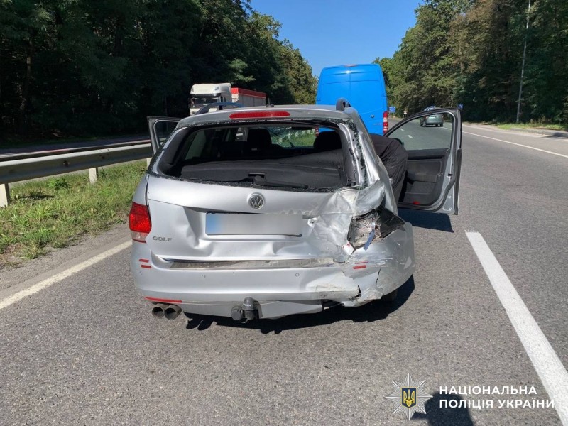 На трасі біля Стрижавки Mercedes протаранив Volkswagen: постраждав пішохід