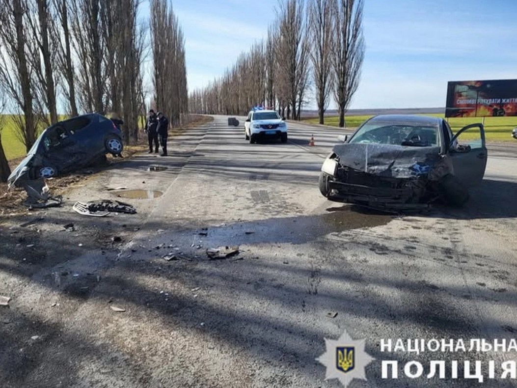 На Вінниччині зіткнулися два автомобілі: обох водіїв госпіталізували