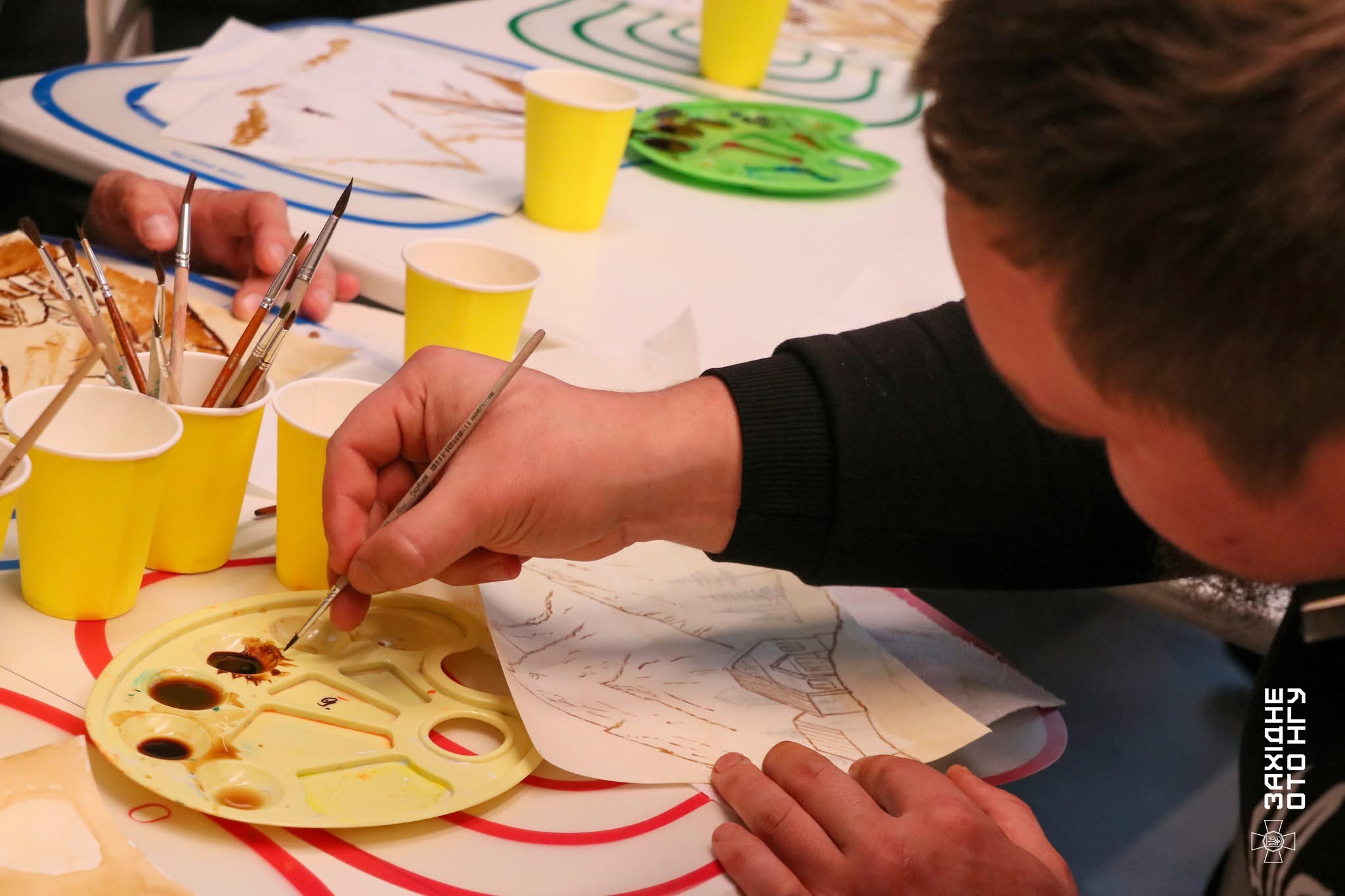 Кава замість фарб: вінницькі нацгвардійці провели арттерапію для поранених воїнів