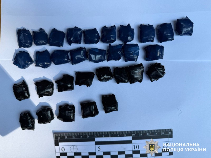 Нa Вінниччині поліцейський офіцер громади затримав киянинa, який робив зaклaдки