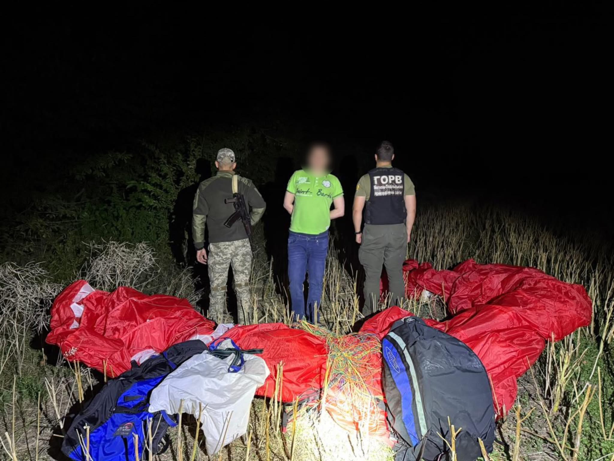 На Вінниччині затримали чоловіка, який планував перелетіти кордон на параплані