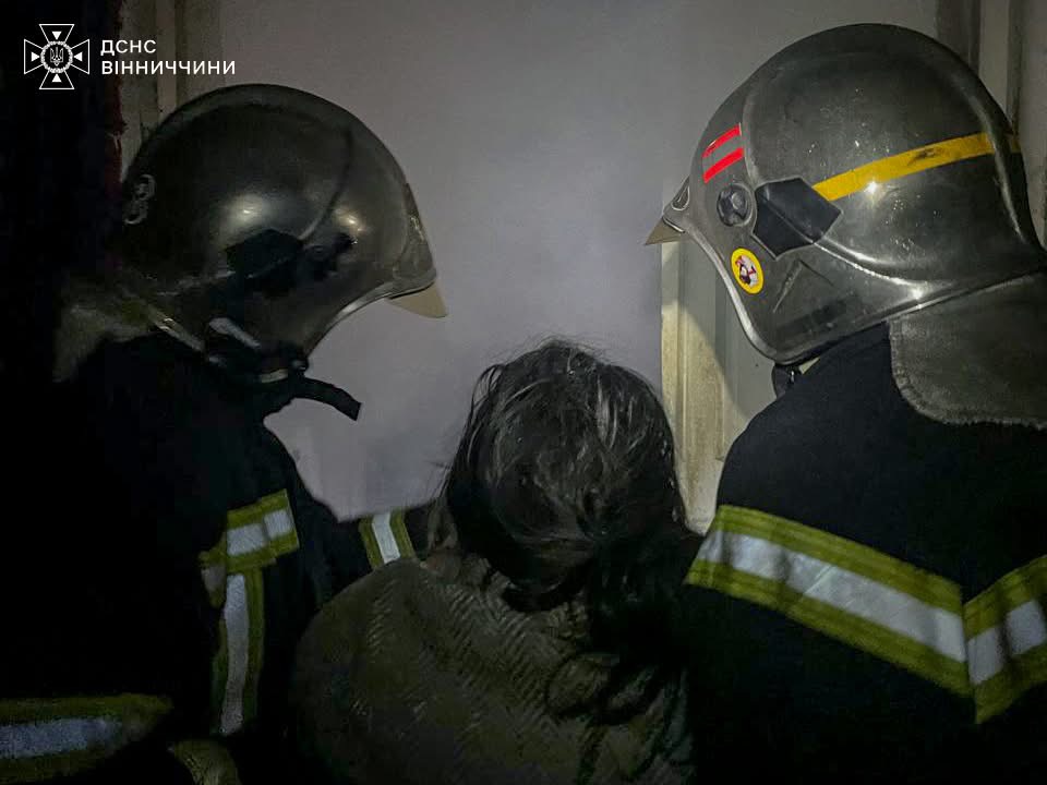 Сміливі дії рятувальників: у Вінниці під час пожежі врятовано жінку