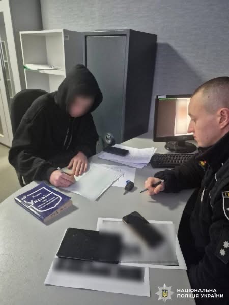 У Вінницькому районі склали протокол на чоловіка за незаконне використання поліцейської символіки