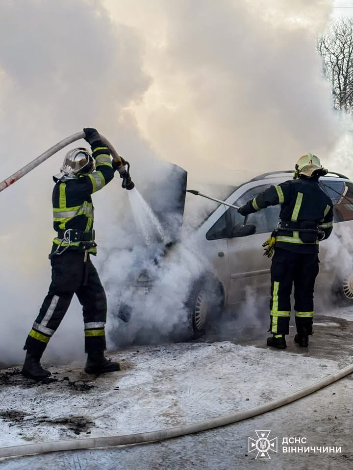 У Вінниці на вулиці Данила Галицького загорівся легковик