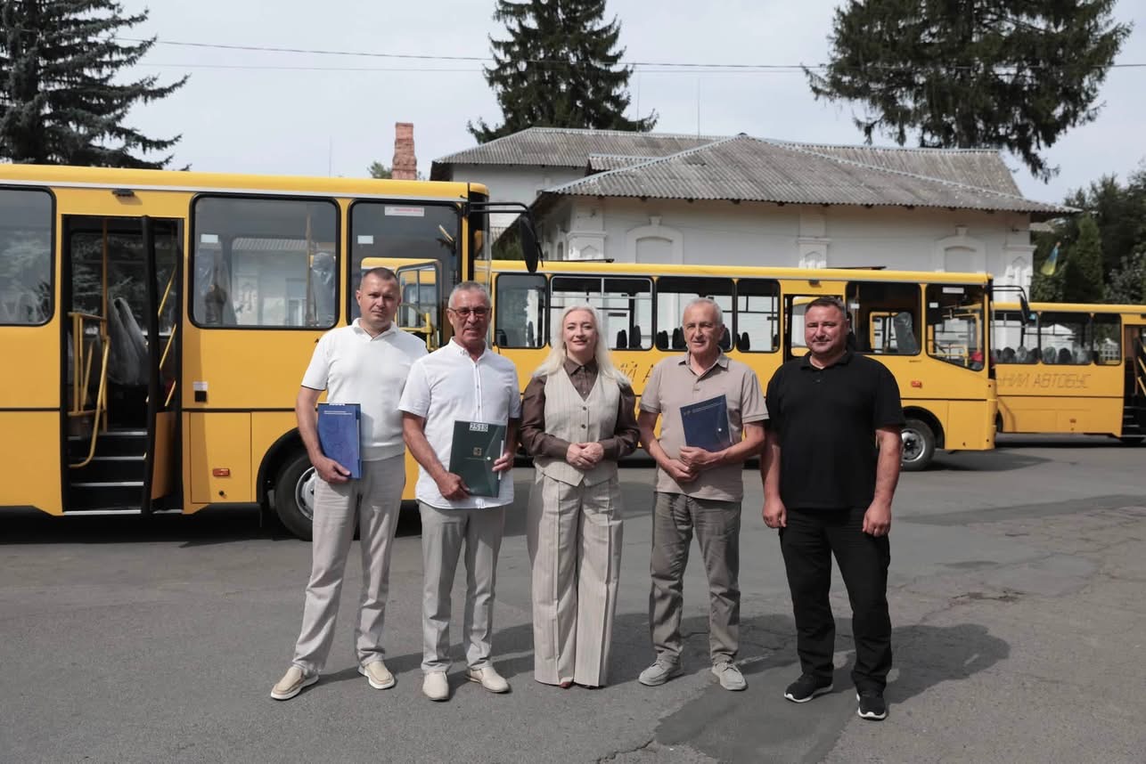 Три інклюзивні шкільні автобуси передали громадам Тульчинщини