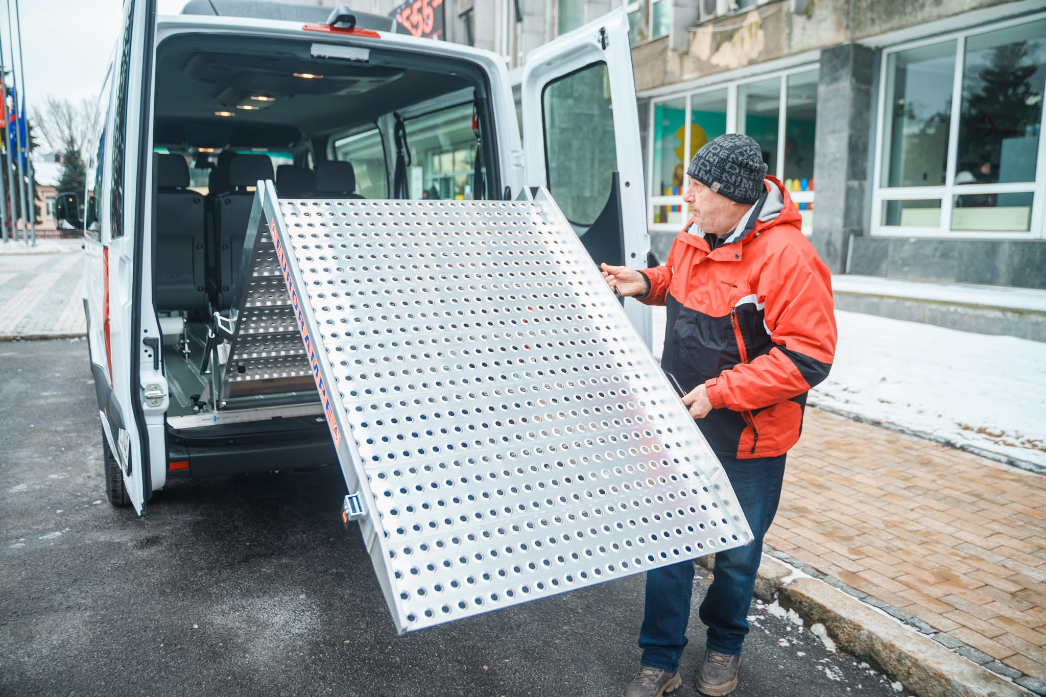 Вінниця отримала спеціалізований мікроавтобус для перевезення людей з інвалідністю