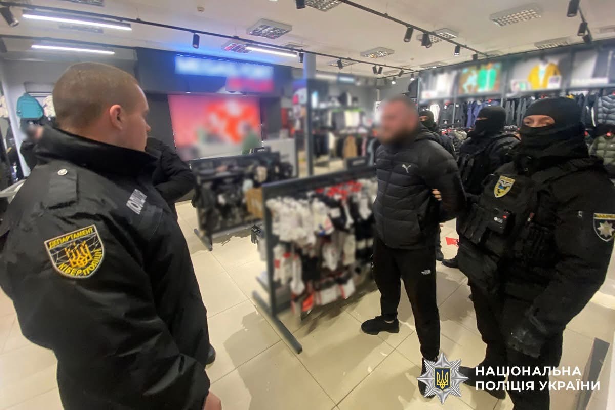 За 24 000 доларів організував незаконний «трансфер» за кордон – поліція та СБУ затримали фігуранта