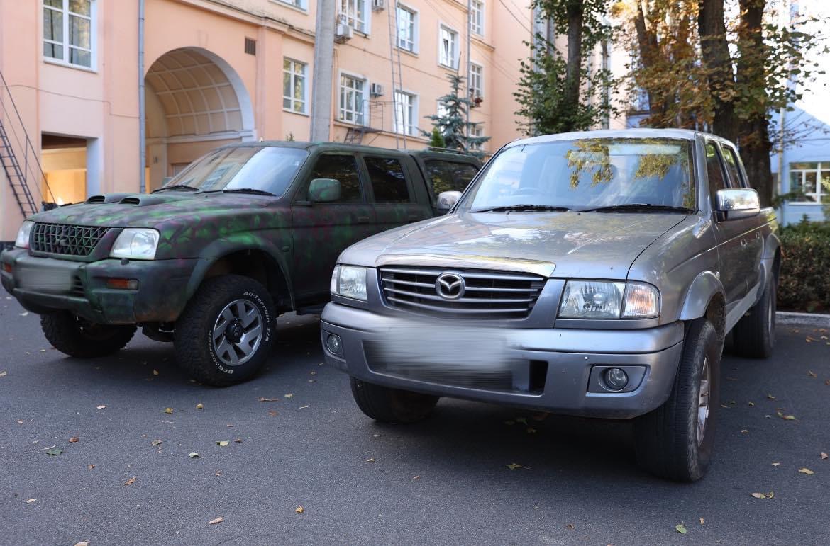 Підсилення оборони: у Вінниці передали два автомобілі військовим